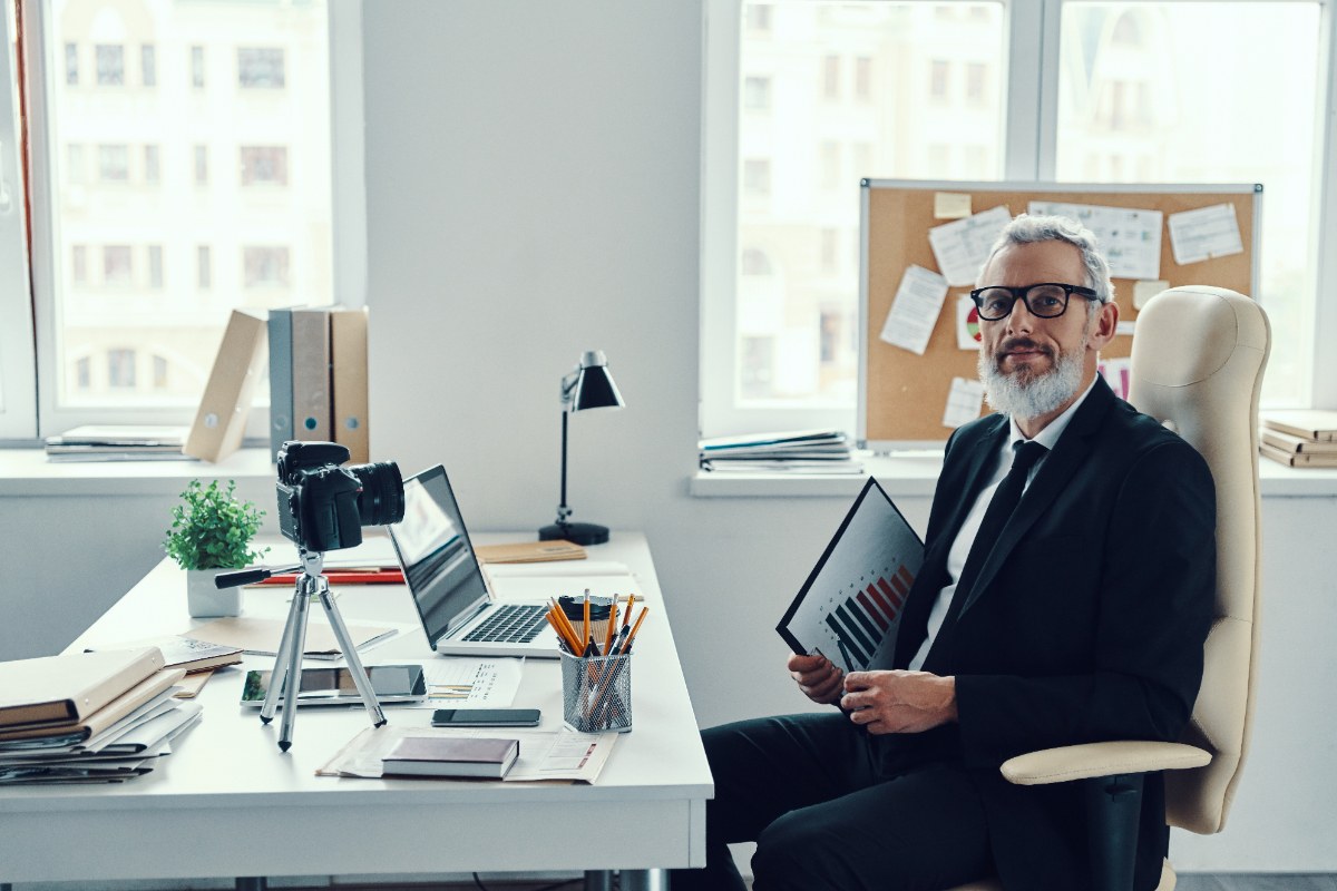 Un homme analysant des graphiques dans un bureau