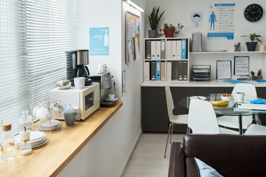 Une cuisine de bureau moderne avec divers appareils électroménagers