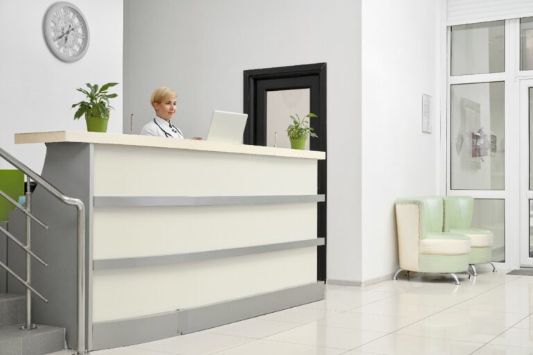 Une employée utilisant un ordinateur