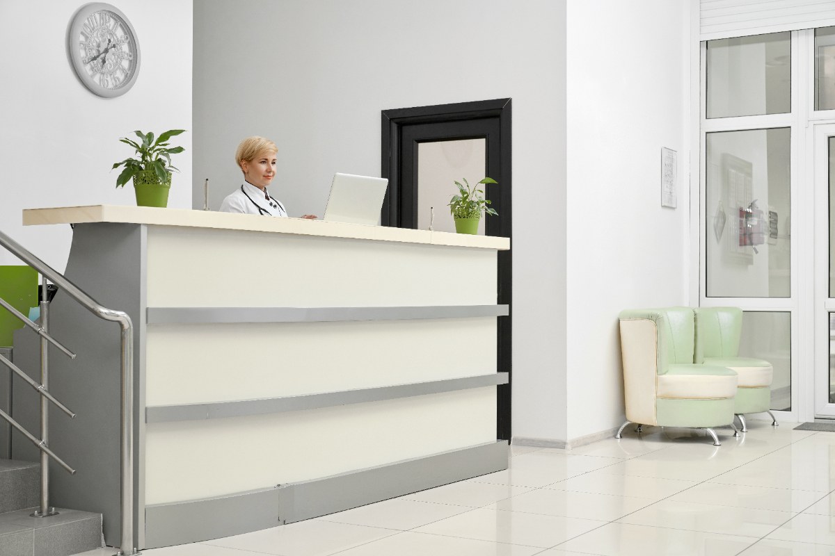 Une employée utilisant un ordinateur