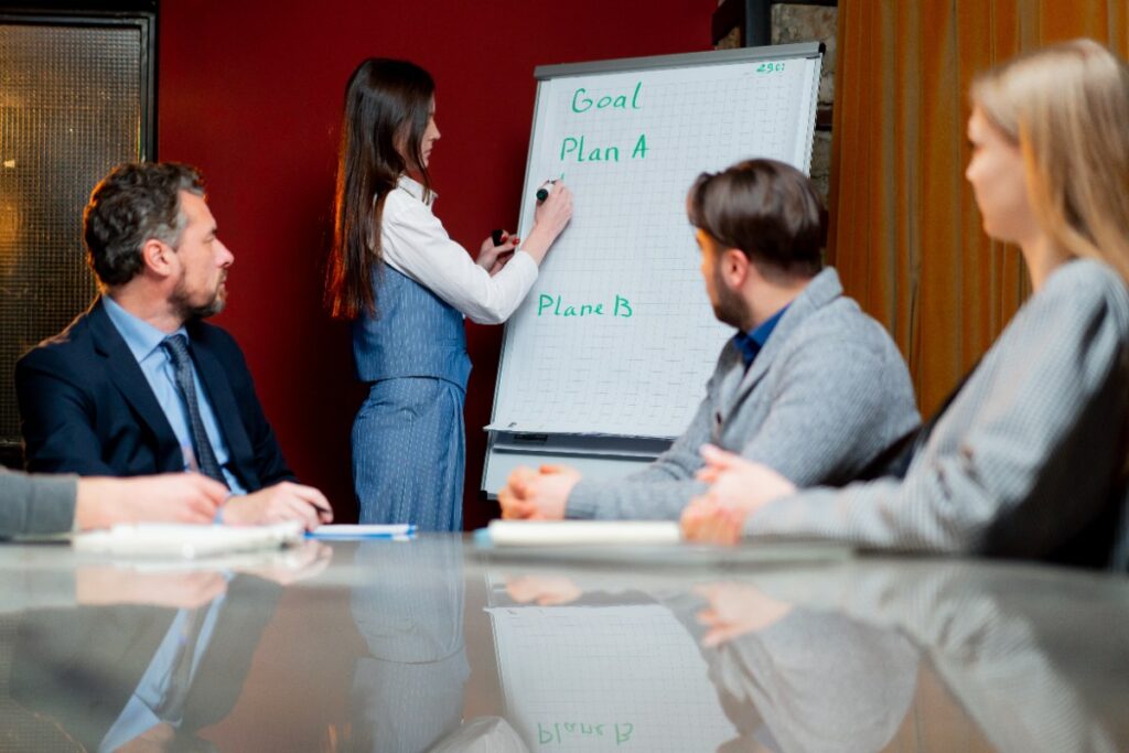 Des employés qui réunissent dans un bureau