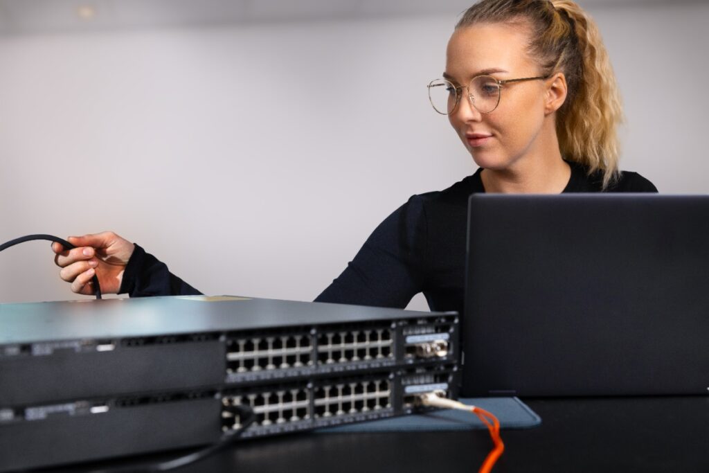 Une femme qui travaille sur son ordinateur