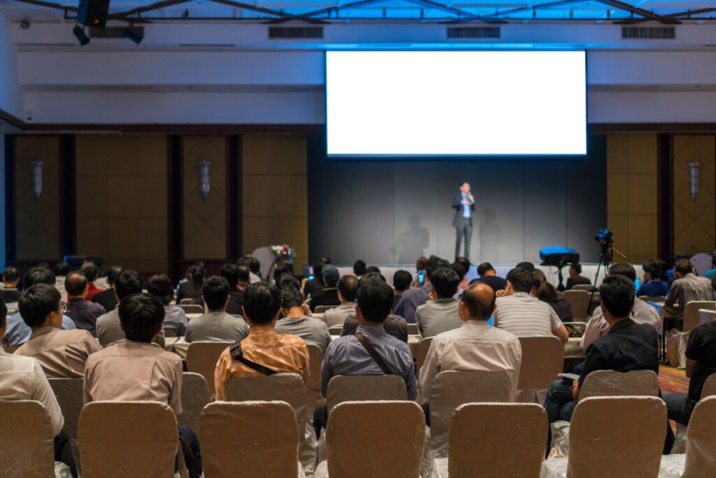 Des gens qui se réunissent dans une salle de conférence