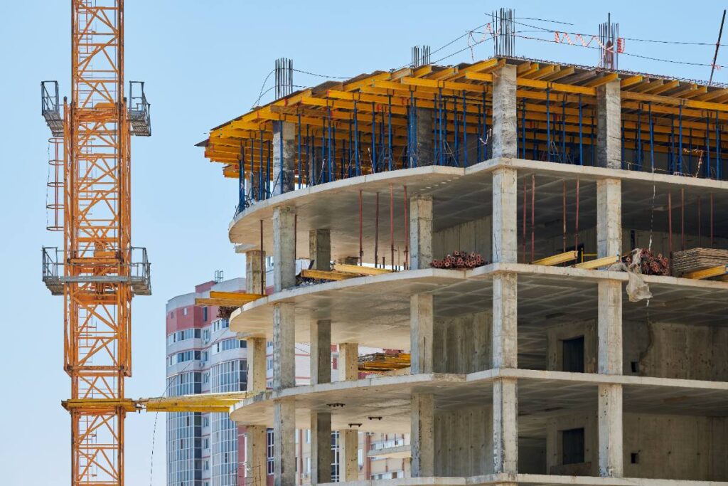 Un grand bâtiment commercial encore inachevé
