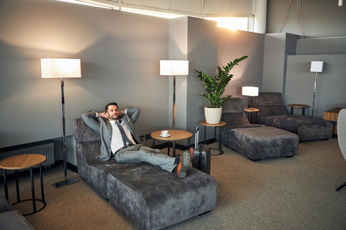 Un homme dormant dans une chambre de repos