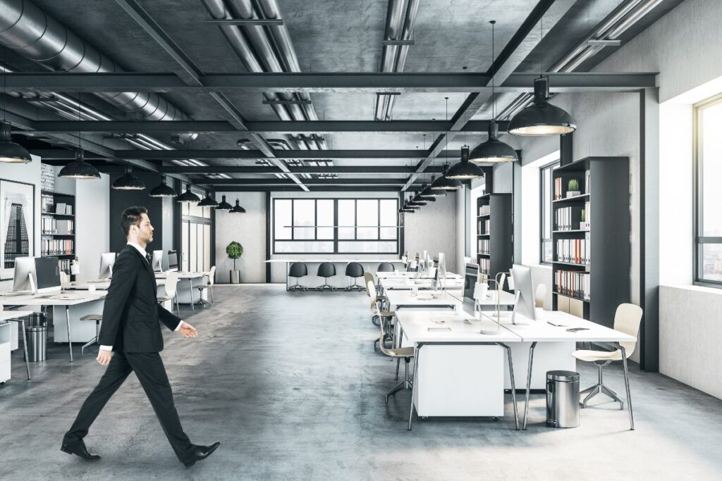 Un homme marchant dans un bureau