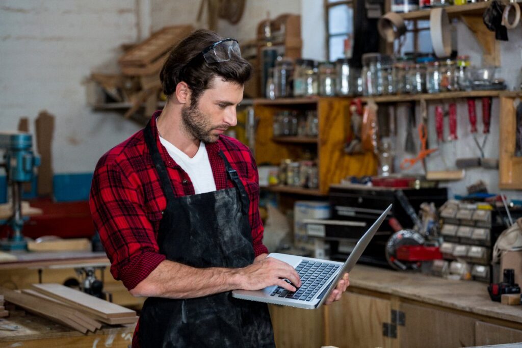 Un homme travaillant dans son atelier avec un ordinateur