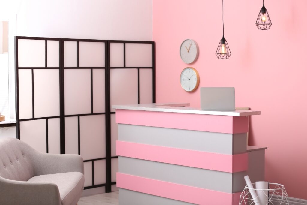 Intérieur moderne d'un bureau d'acceuil dans un salon de beauté
