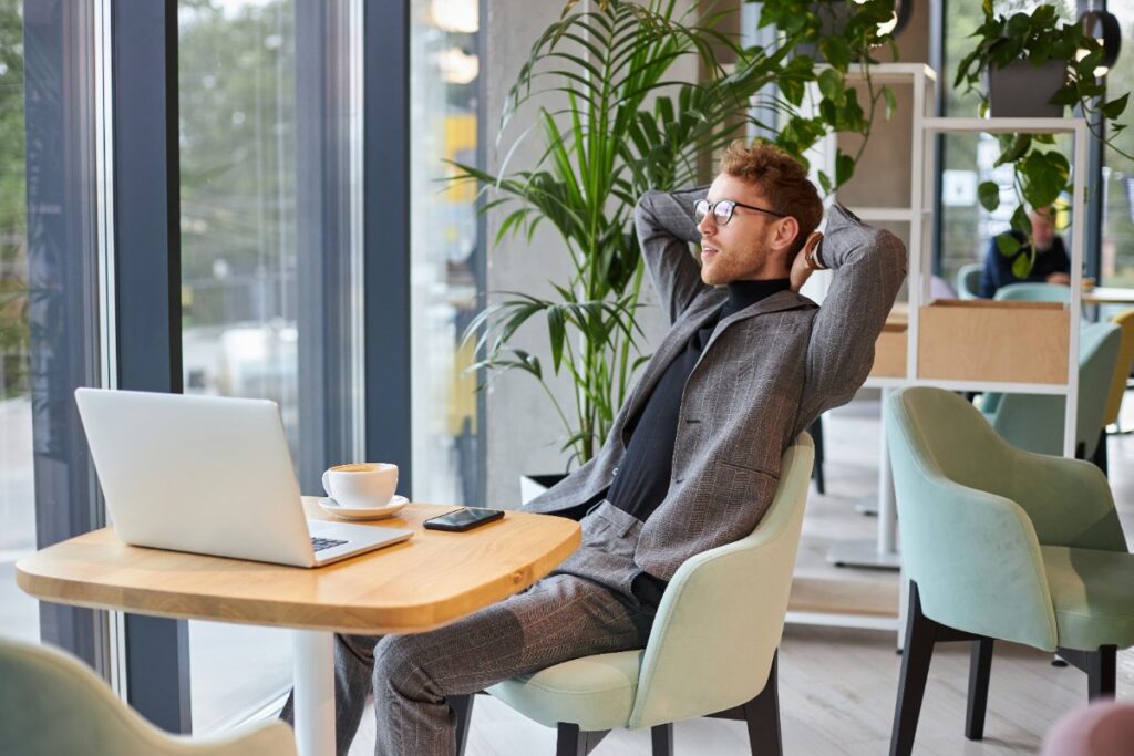 Un jeune entrepreneur prenant une pause