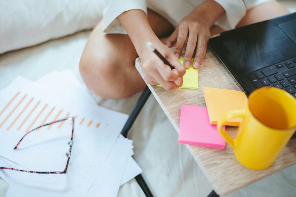 Une femme qui crée des notes sur des papiers