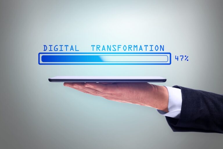 Main d'un homme tenant une tablette avec une charge de processus de transformation digitale