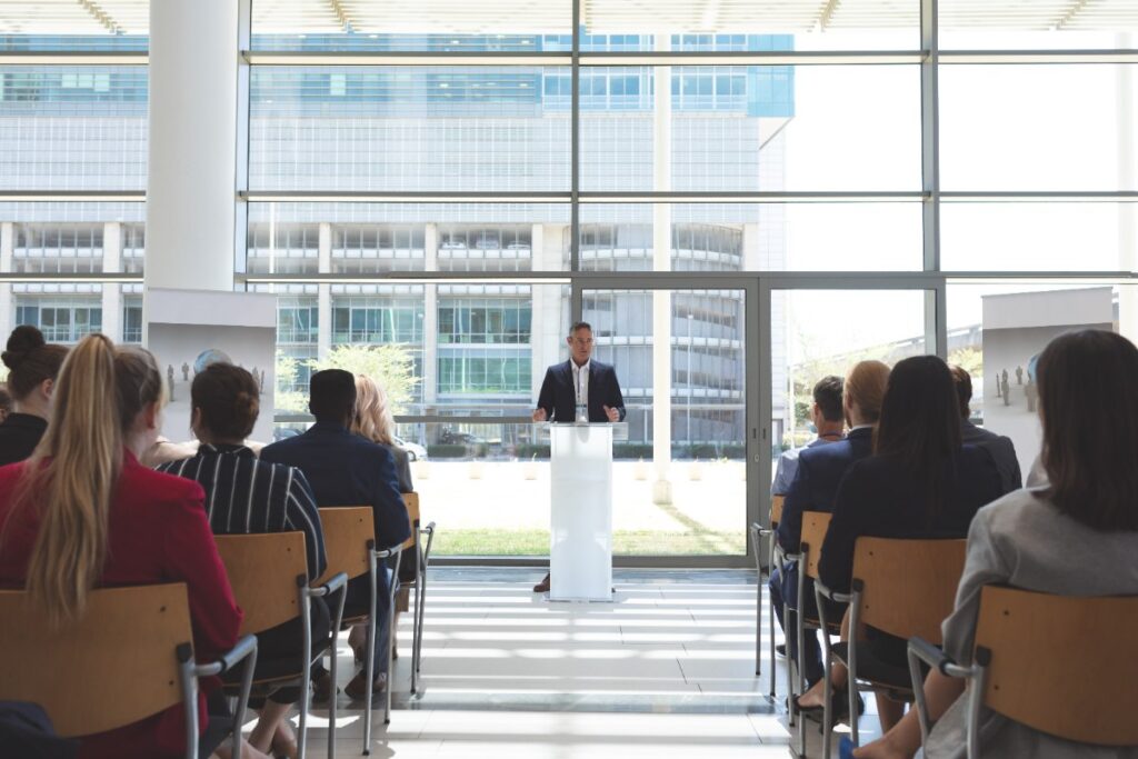 Un maître de conférence avec des gens dans une salle