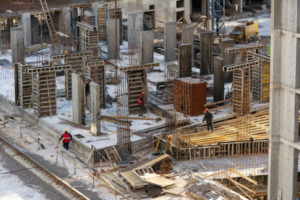 Des ouvriers de bâtiment qui travaillent sur un chantier