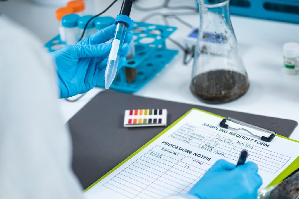 Une personne effectuant une analyse scientifique dans un laboratoire