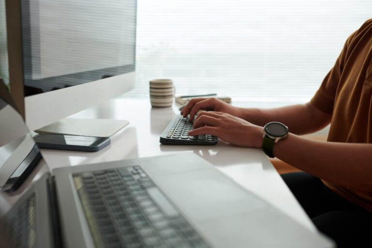Une personne qui travaille avec son ordinateur dans un bureau