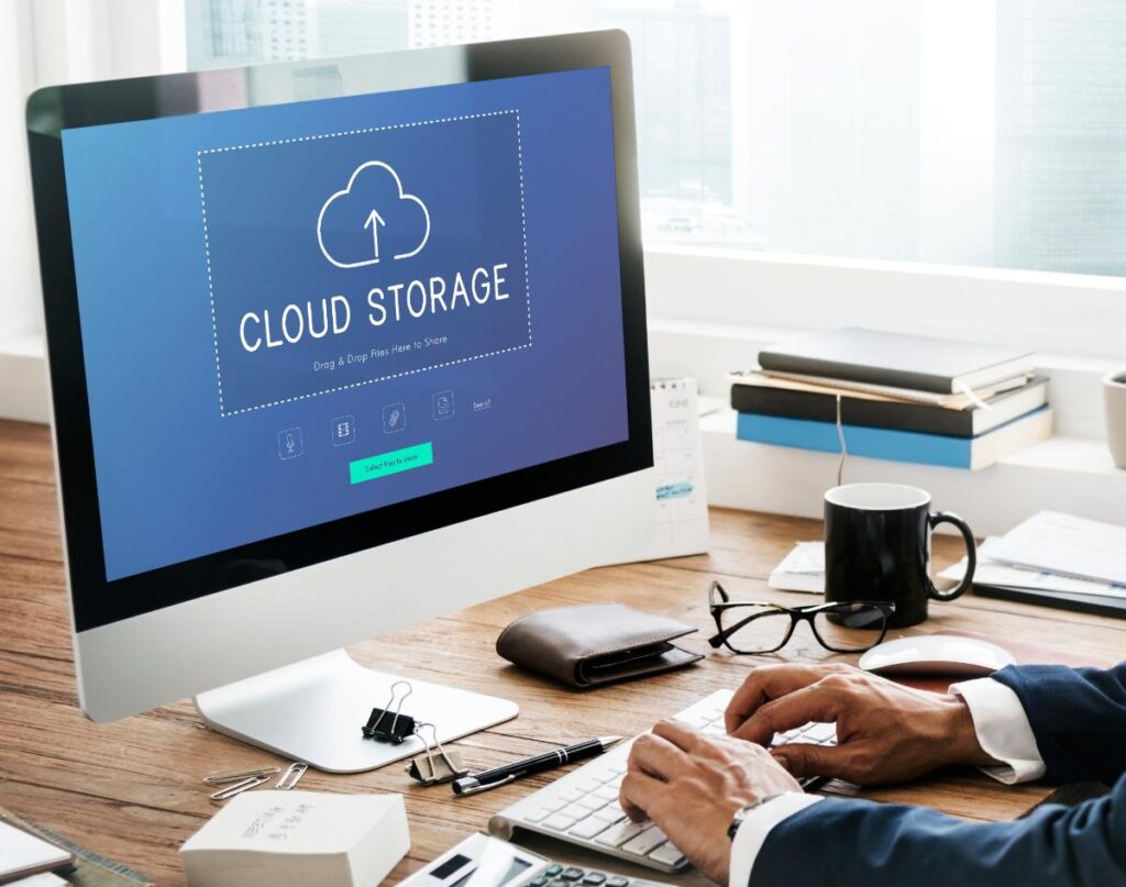 Une personne qui utilise cloud sur un ordinateur