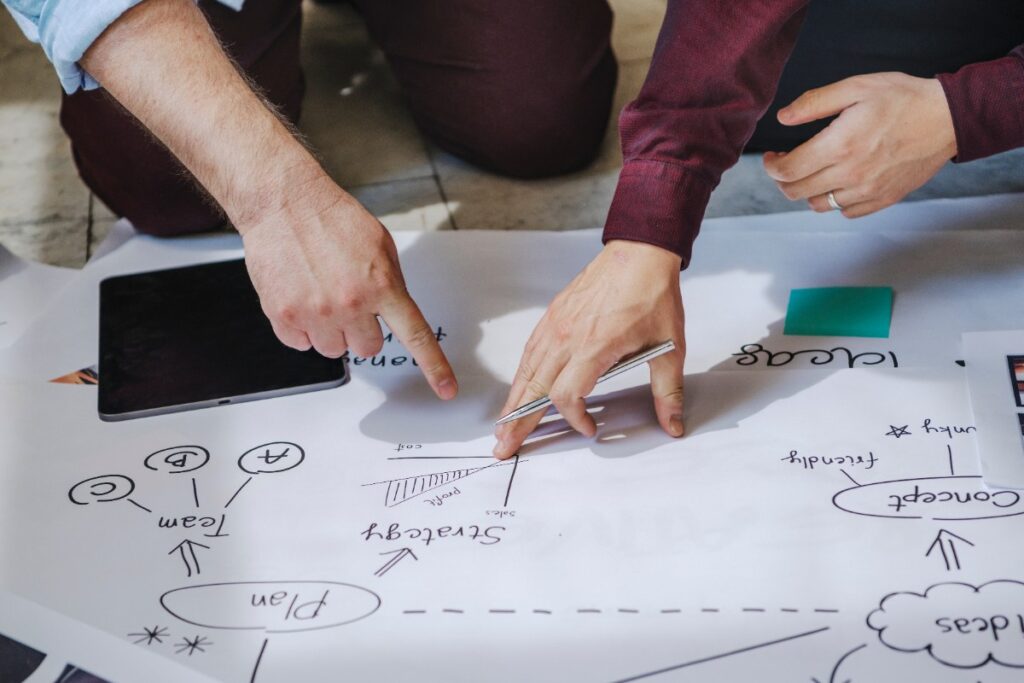 Des personnes planifiant une stratégie de business