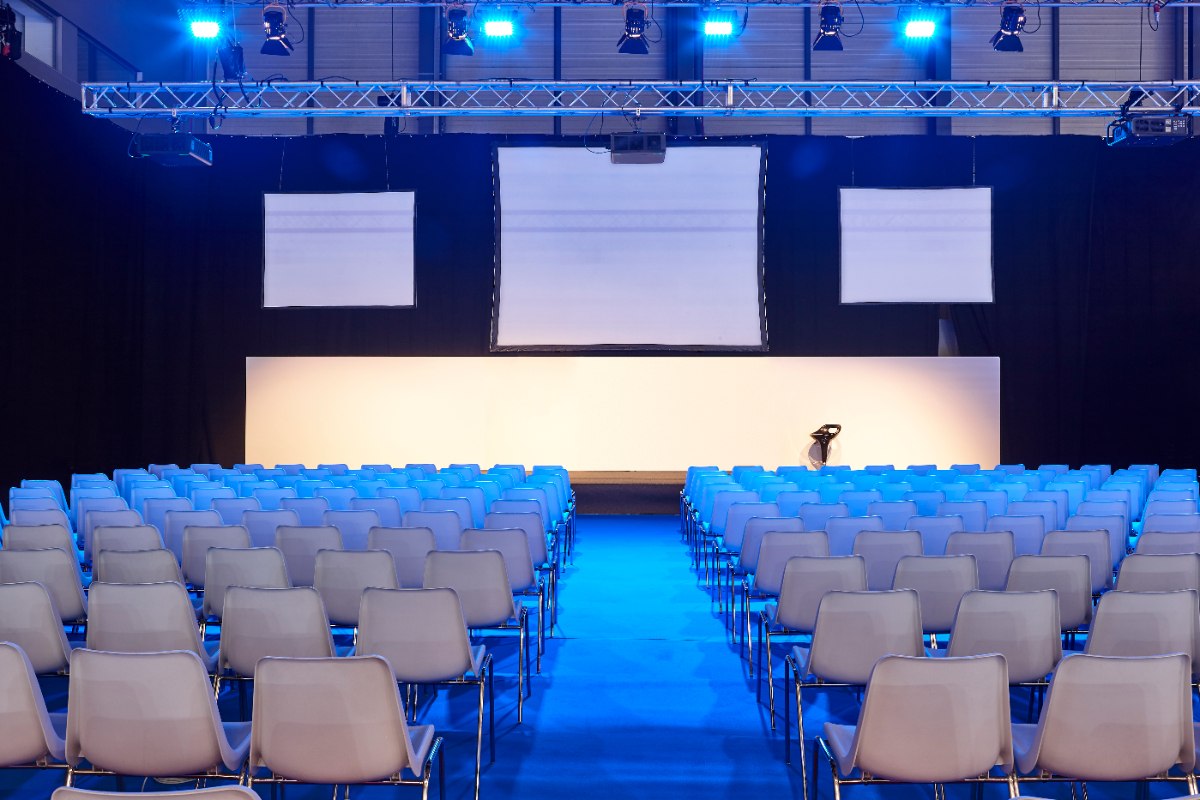 Une salle de conférence avec des chaises
