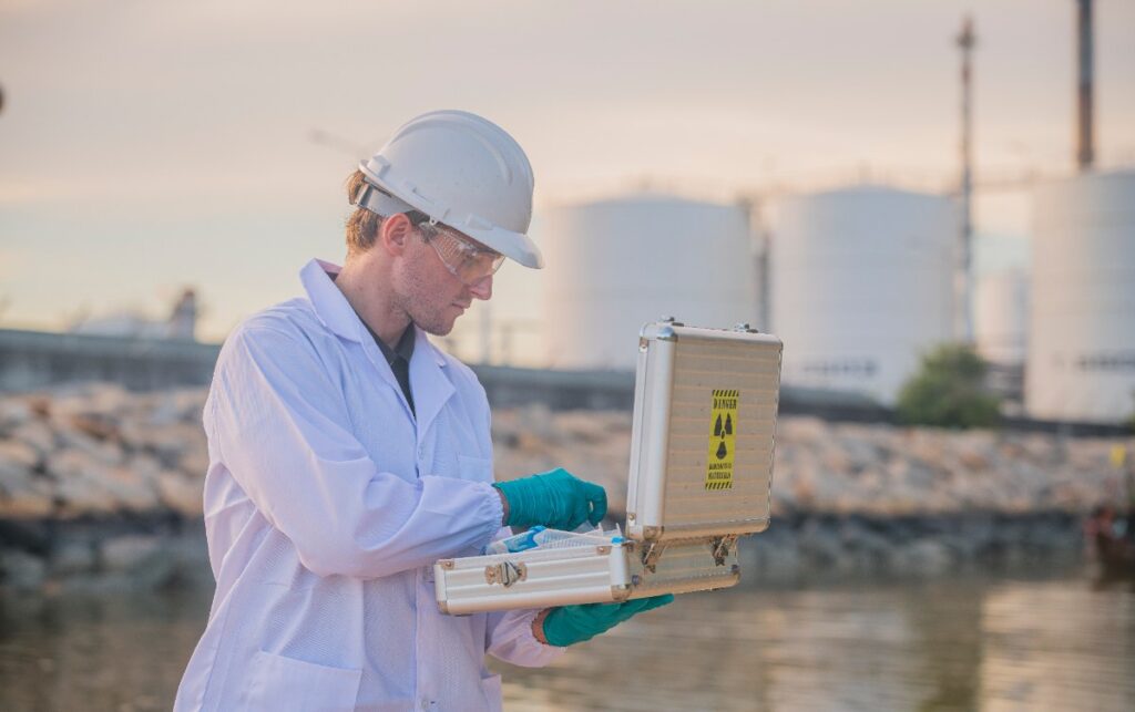 Un technicien en etui faisant un test de l'eau