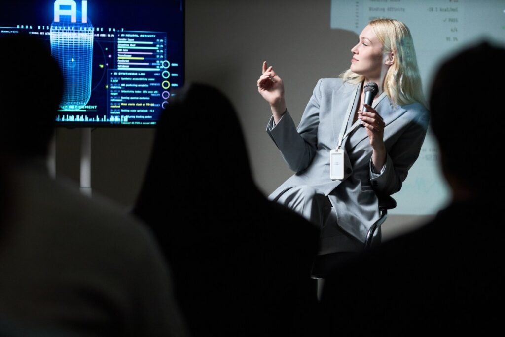 Une femme qui dirige une formation concernant la méthode de recherche en IA