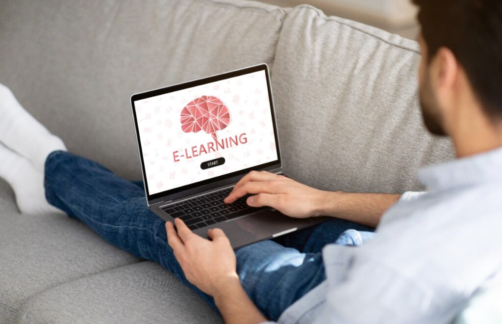 Un homme naviguant sur un site web d'apprentissage