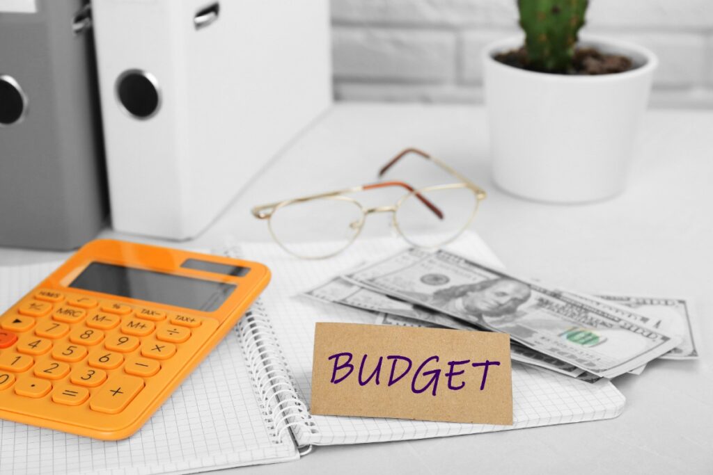 Un bureau avec une note de budget et une calculatrice