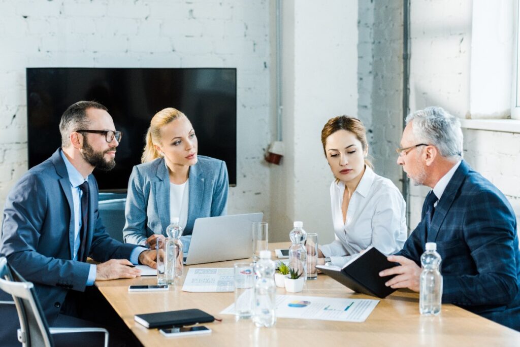 Des professionnels cadres discutant dans un bureau