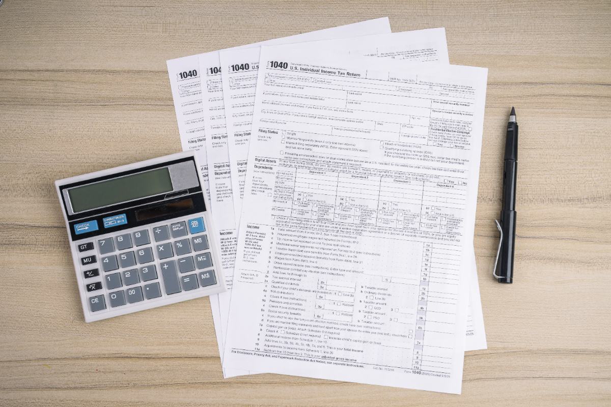 Des documents comptables avec un stylo et une calculatrice sur la table