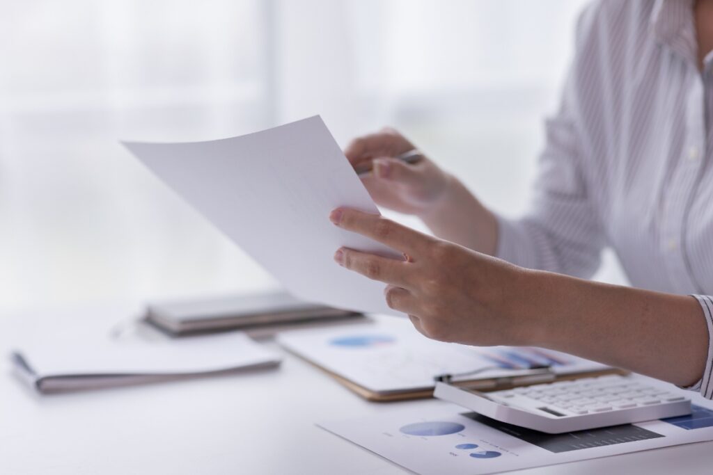 Une femme tenant un papier dans un bureau