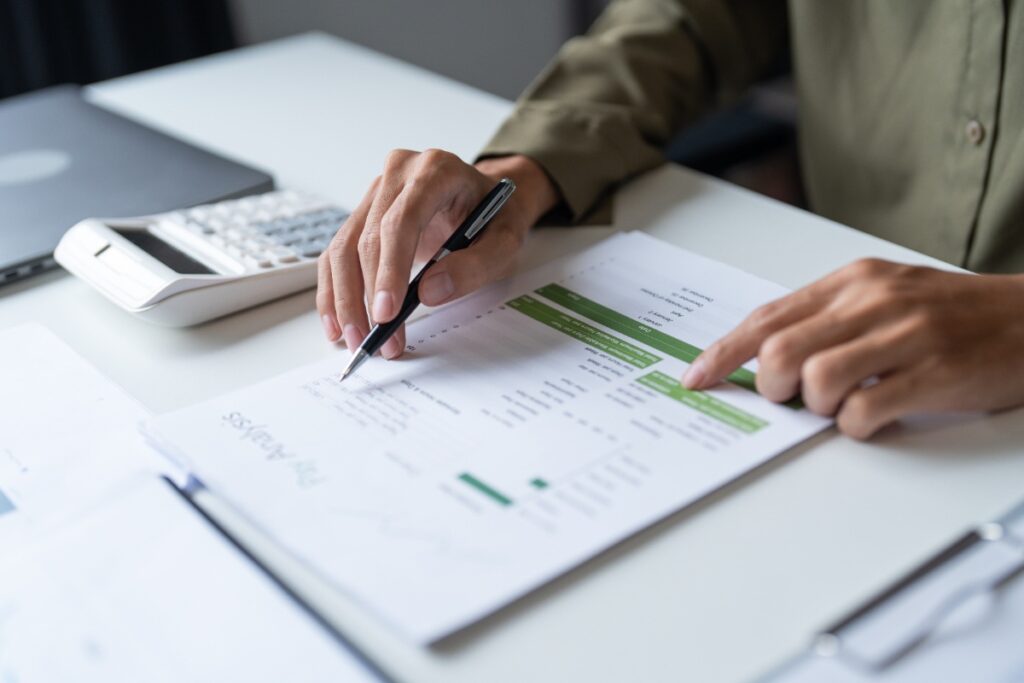 Une personne examinant des documents financiers