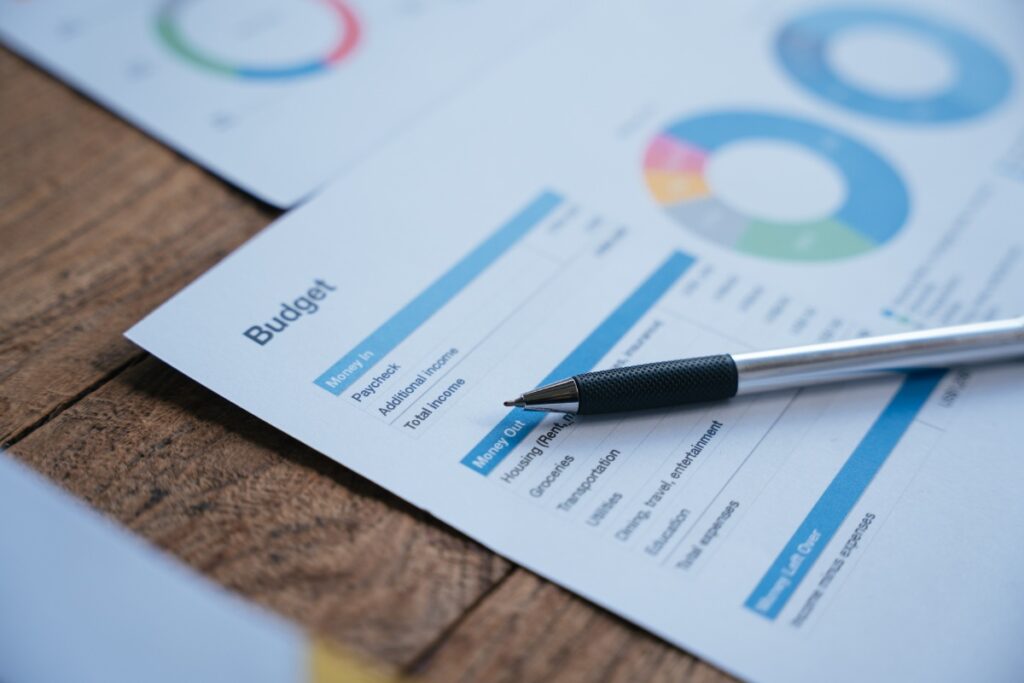 Un rapport budgétaire sur un papier avec un stylo sur la table